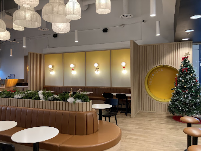 Fuwa Fuwa dessert café interior with feature round bar — CrossIron Mills