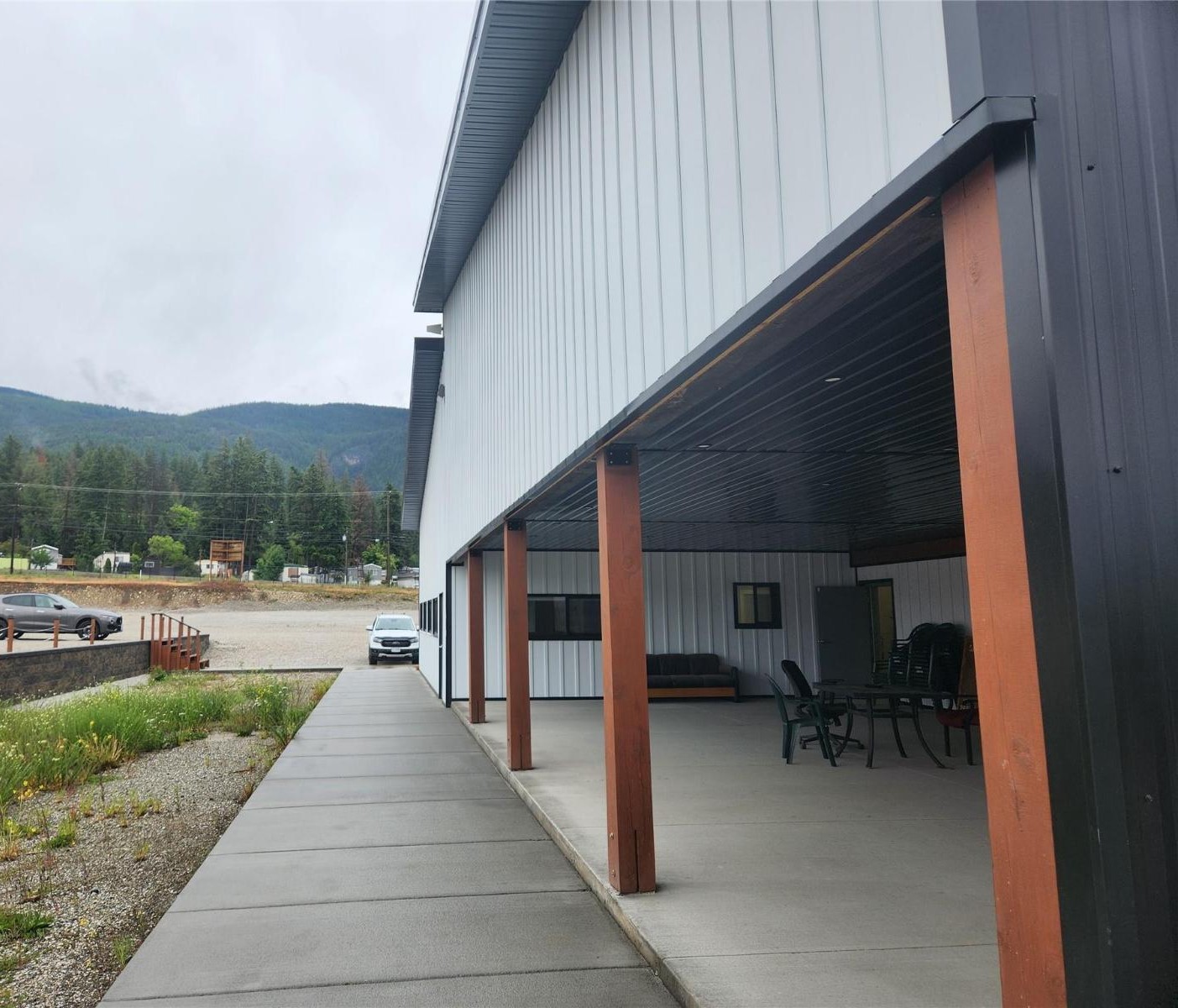Integrity Buildings covered outdoor breakroom with mountain view